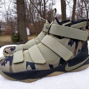 Men's sz 13 Nike Lebron James Soldier XI Shoes